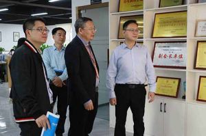 热烈欢迎市政府秘书长林兢一行莅临九游(中国)集团广西公司考察指导